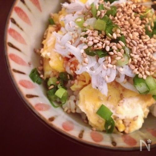 ふわふわ卵のしらす丼