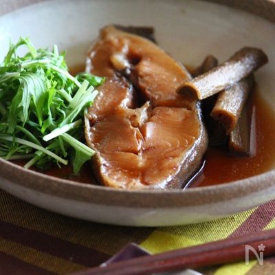 カレイとごぼうの煮付け。