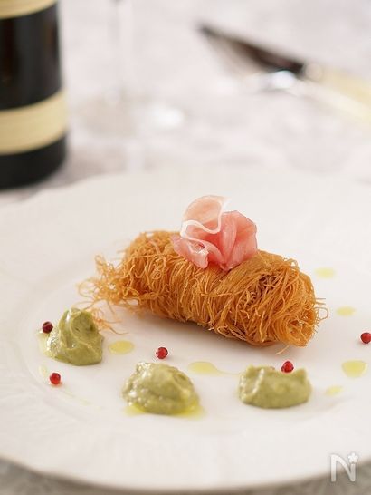 牛肉とモッツァレラチーズのカダイフ巻き　アボカドソースで