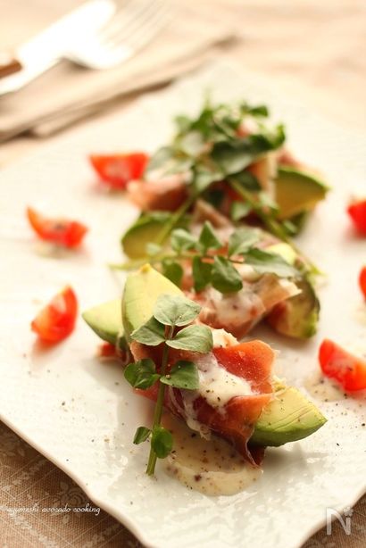 アボカドの生ハム巻きとクレソンのヨーグルトソース
