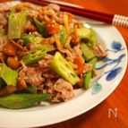 豚肉・なめこ・おくらの塩にんにく炒め