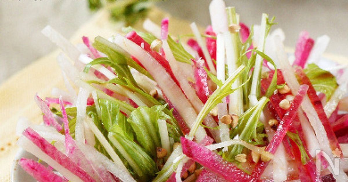 2色大根の梅風味サラダ ローストそばの実のせ