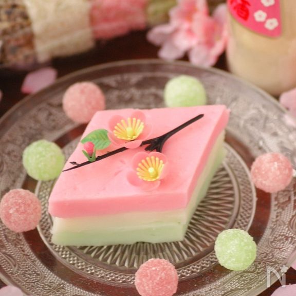 片栗粉と牛乳で簡単♪　ひなまつりのぷるるんミルクひし餅