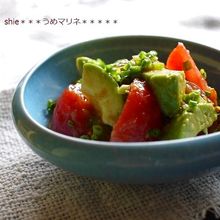 アボカドと湯むきトマトの梅オリーブマリネ