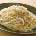 カリカリじゃこと新玉ねぎのパスタ