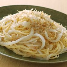 カリカリじゃこと新玉ねぎのパスタ