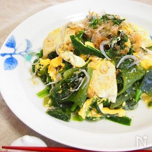 お肉なしでも満足!わかめとニラのじゃこ入りチャンプルー