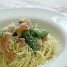 スナップエンドウと生ハムのパスタ