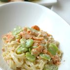 空豆とスモークサーモンのフィットチーネ。