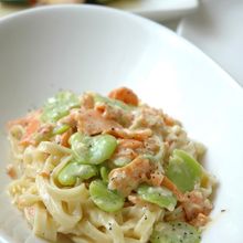 空豆とスモークサーモンのフィットチーネ。