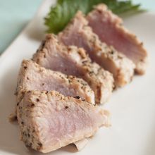 マグロのレアステーキ　黒胡椒&塩糀風味