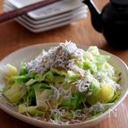 塩茹でキャベツのたっぷりしらすのせ。
