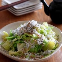塩茹でキャベツのたっぷりしらすのせ。