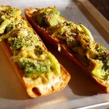ピリ辛っ!アボカドのネギ味噌トースト☆