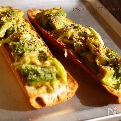 ピリ辛っ!アボカドのネギ味噌トースト☆
