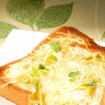 ちりめんじゃこと万能葱の和風チーズトースト