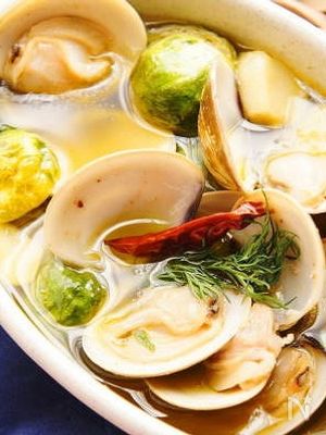 蛤と芽キャベツのアヒージョ