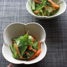 絹さやと小松菜とにんじんのゴマ酢和え