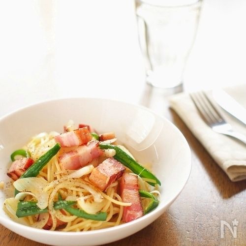 ベーコンと野菜のガーリックパスタ