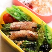 ホウレン草の胡麻和えをお弁当に入れる。