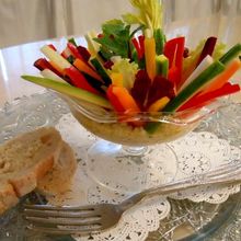 色とりどりの野菜たっぷりレモンとミントの風味の蟹サラダ