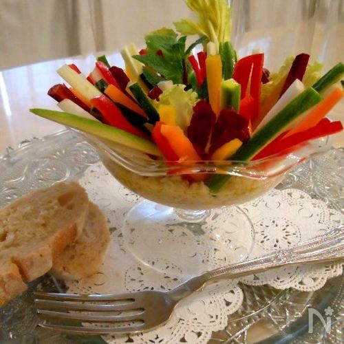 色とりどりの野菜たっぷりレモンとミントの風味の蟹サラダ