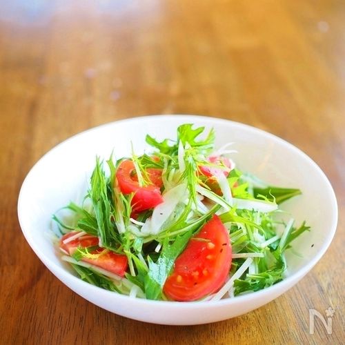 サッとできるドレシングで和えた水菜とトマトのサラダ