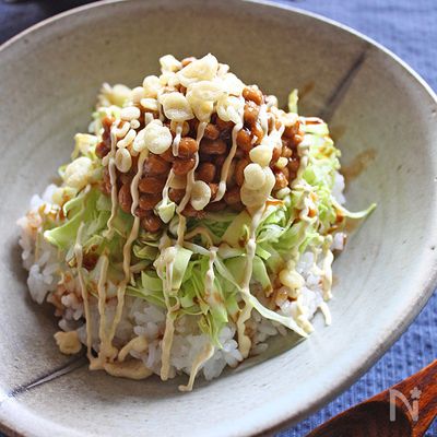 キャベツと天かすのジャンクなネバネバ納豆丼