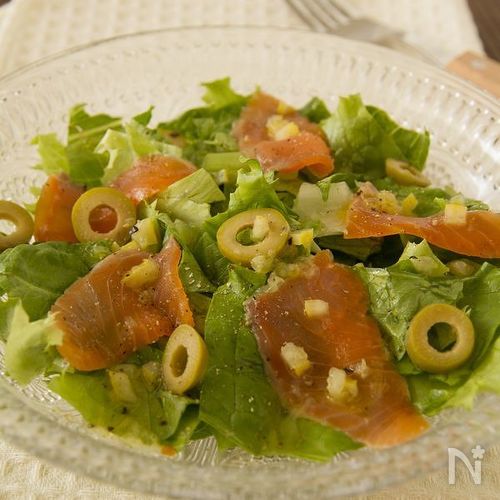 サーモンとオリーブのグリーンサラダ 塩レモンドレッシング レシピサイト Nadia ナディア プロの料理家のおいしいレシピ