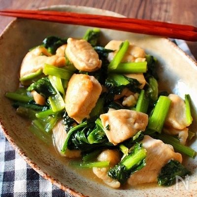 柔らか鶏むね肉と小松菜のバター醤油ガーリック風味
