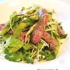 柔らか牛ステーキ肉のアスパラベビーリーフサラダ
