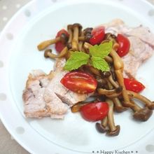 豚肉のソテーきのことトマトのコンソメガーリックソースがけ