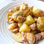 新じゃがとチキンのめんつゆバター炒め