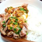 特製ニラだれで♪豚玉納豆丼