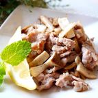 豚肉とエリンギの塩麹ガーリックペッパー炒め、レモン添え
