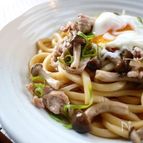 春休みランチ♪レンジで甘辛うどん温玉乗せ