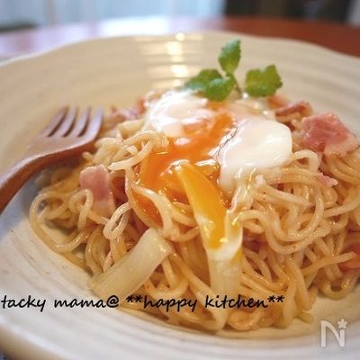 まるでパスタ♪めんつゆバターのたらこ焼きそば温玉乗せ