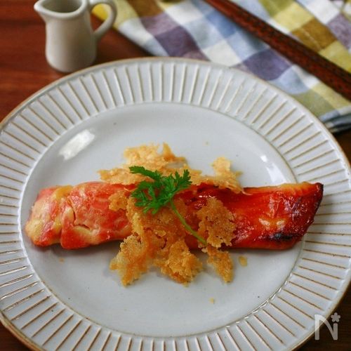 鮭の西京焼き～チーズせんべい添え～