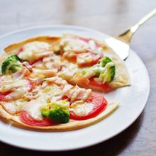 トルティーヤで手軽に☆トマトとチーズのピザ