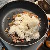 玉子なしでも大満足！彩りエスニック風チャーハンの工程3