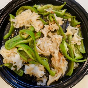 にゃんこさん🐱の作ってみた!投稿(5分で激うま【ピーマンと舞茸のおかかバター炒め】旨味たっぷり)