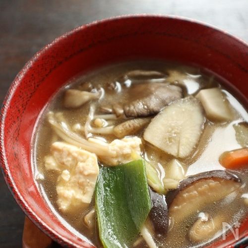 生姜入りで温まる♪きのこたっぷりけんちん汁