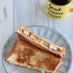 【とろけるバナナと生ハムの旨味、背徳のエルヴィス・サンド】