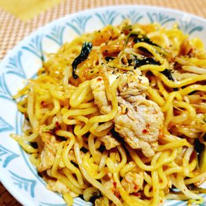 ヴェルの作ってみた!投稿(【豚キムチ焼きそば】包丁不要の5分調理)