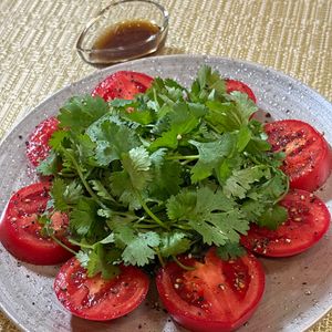 楽ラク手抜キッチン🐶🐾の作ってみた!投稿(夏に食べたい！トマトとパクチーのエスニックサラダ)
