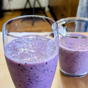 まゆのの作ってみた!投稿(《砂糖不使用》バナナとブルーベリーの甘酒豆乳スムージー)