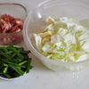 これ一品で大満足！【豚こまとキャベツのニラ玉スープ】の工程1