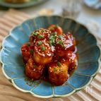作り置きにもおすすめ！チーズを詰めたちくわのヤンニョム風