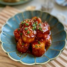 作り置きにもおすすめ！チーズを詰めたちくわのヤンニョム風
