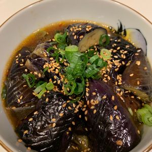 ぐ〜たら子の作ってみた!投稿(【茄子のピリ辛香味揚げ浸し】にんにく香るタレでビールが進む！)